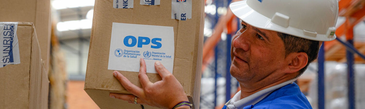 Funcionario de OPS entregando Donacion