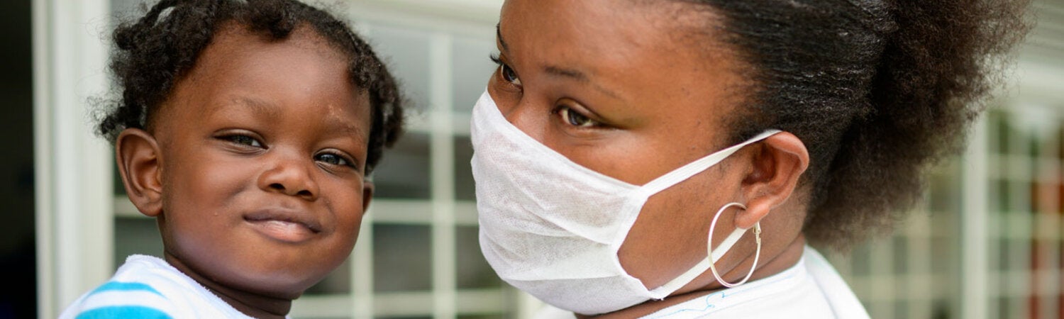 Mijer con niña alzada