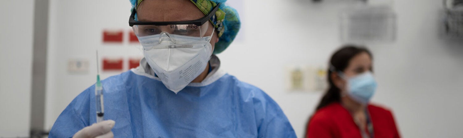 Enfermera preparando Vacuna