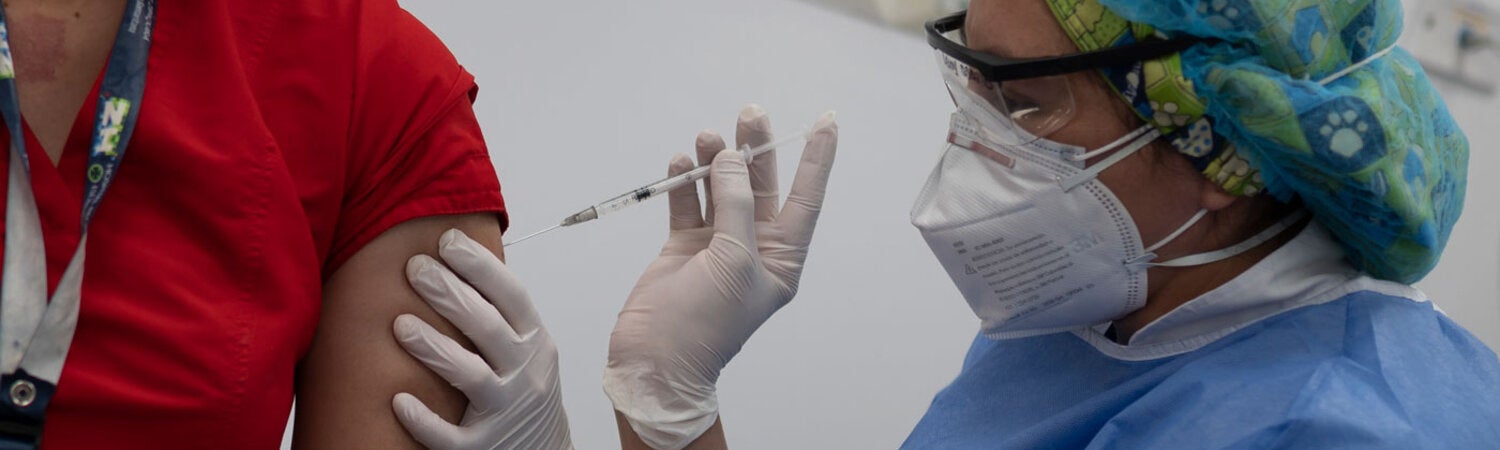 Enfermera aplicando Vacuna