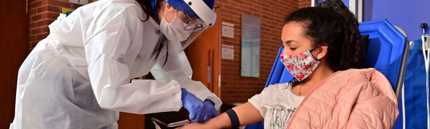 Persona donando sangre