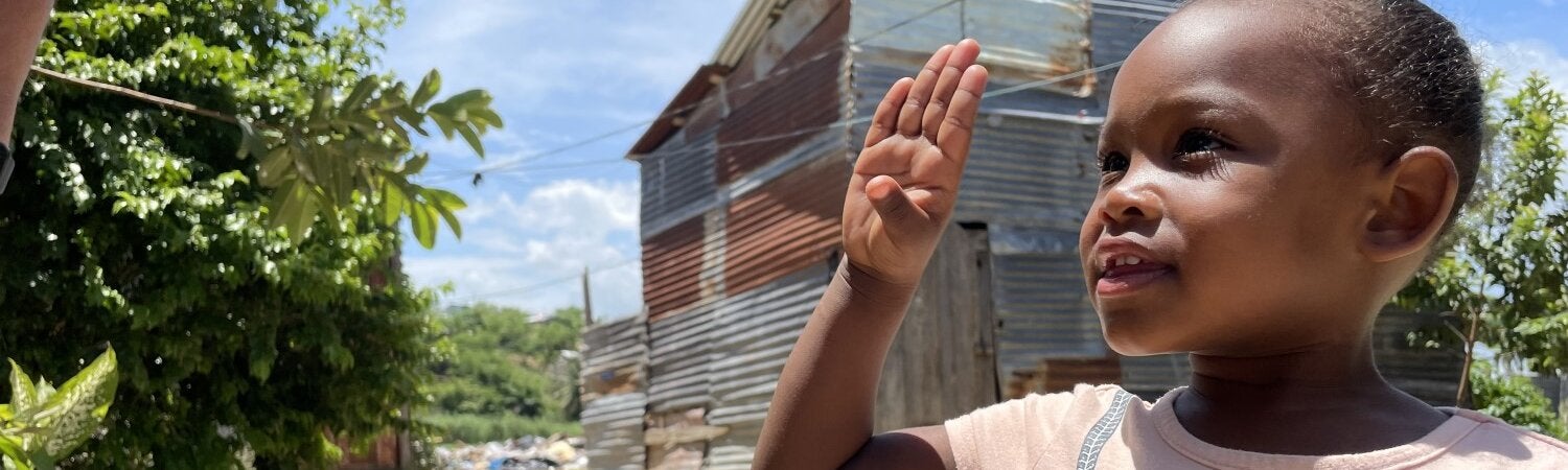 Niña en barrio de Santo Domingo.