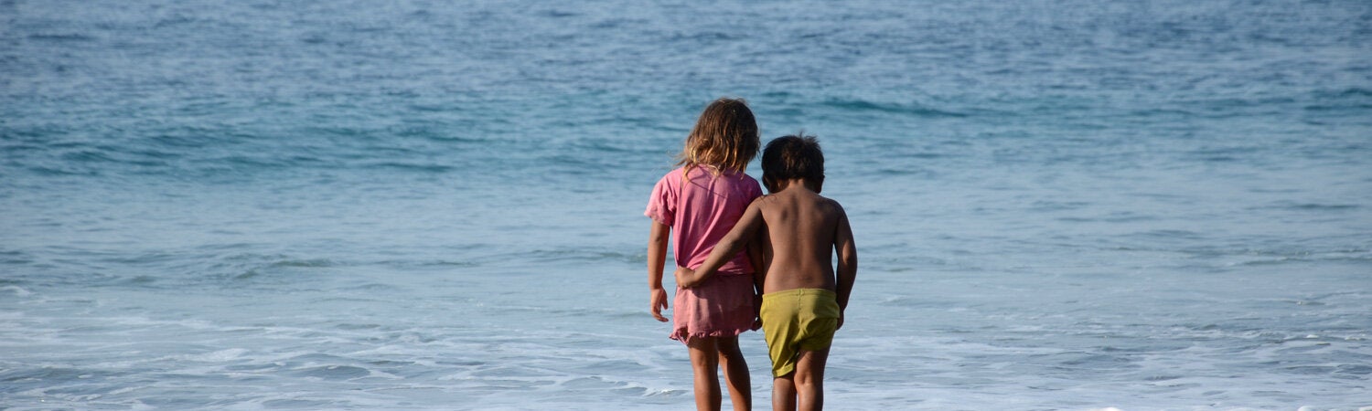 niños mirando el mare