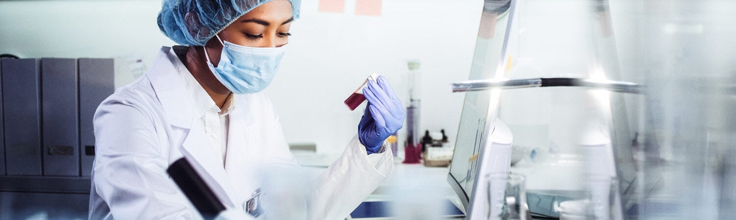 Mujer en laboratorio