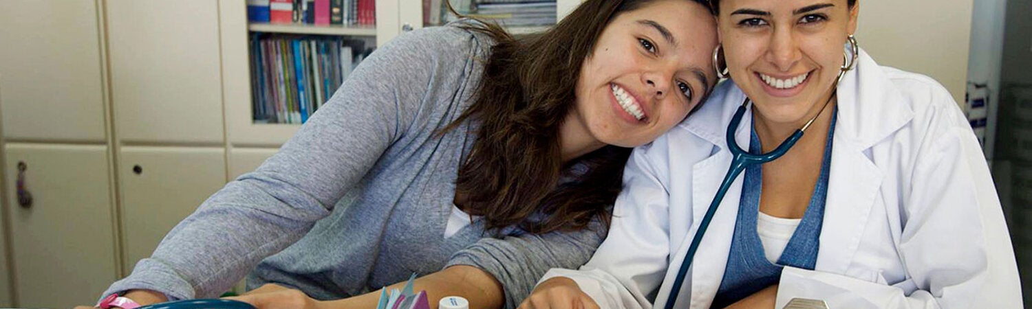 Joven con adolescente junto con doctora