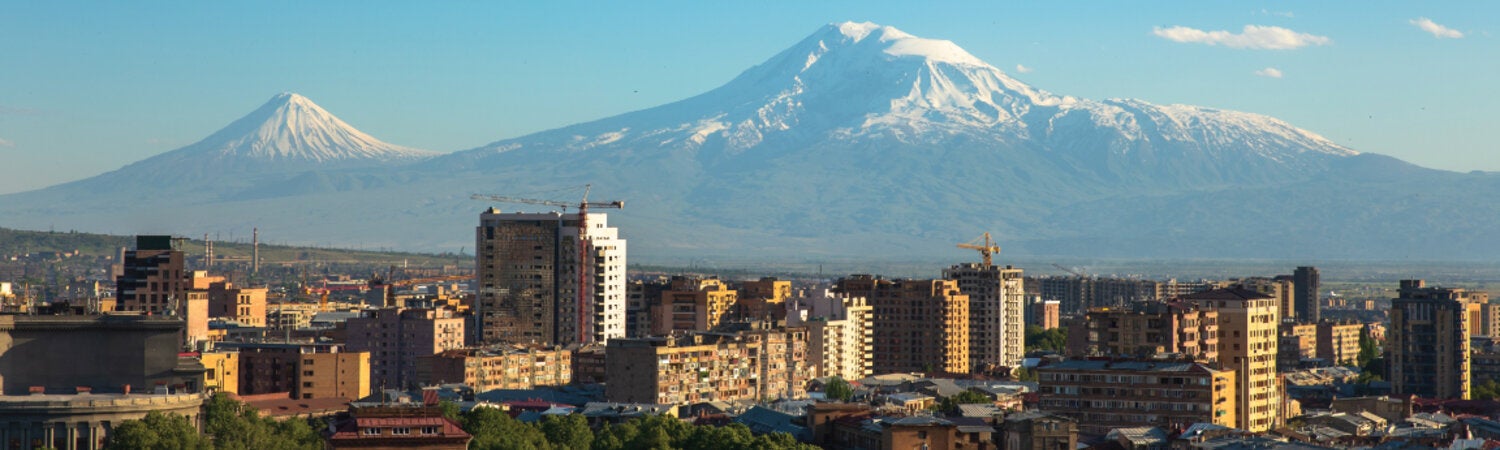 ciudad con volcán detrás