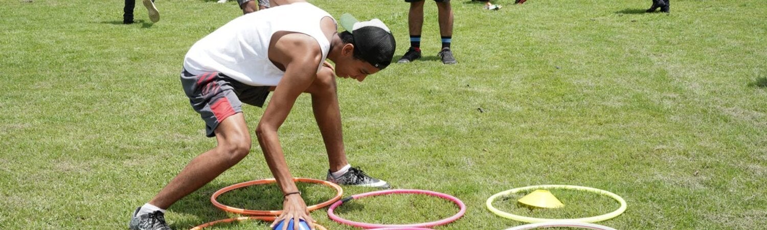 Jóvenes participan en ejercicios físicos a la interperie