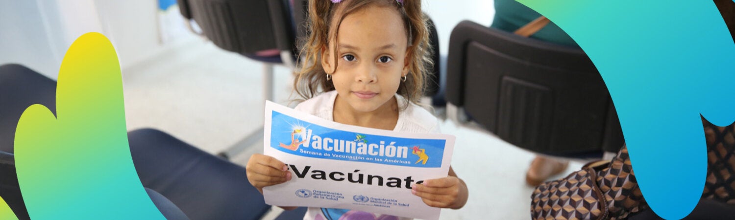 Niña con cartel de la Semana de vacunación en las Américas