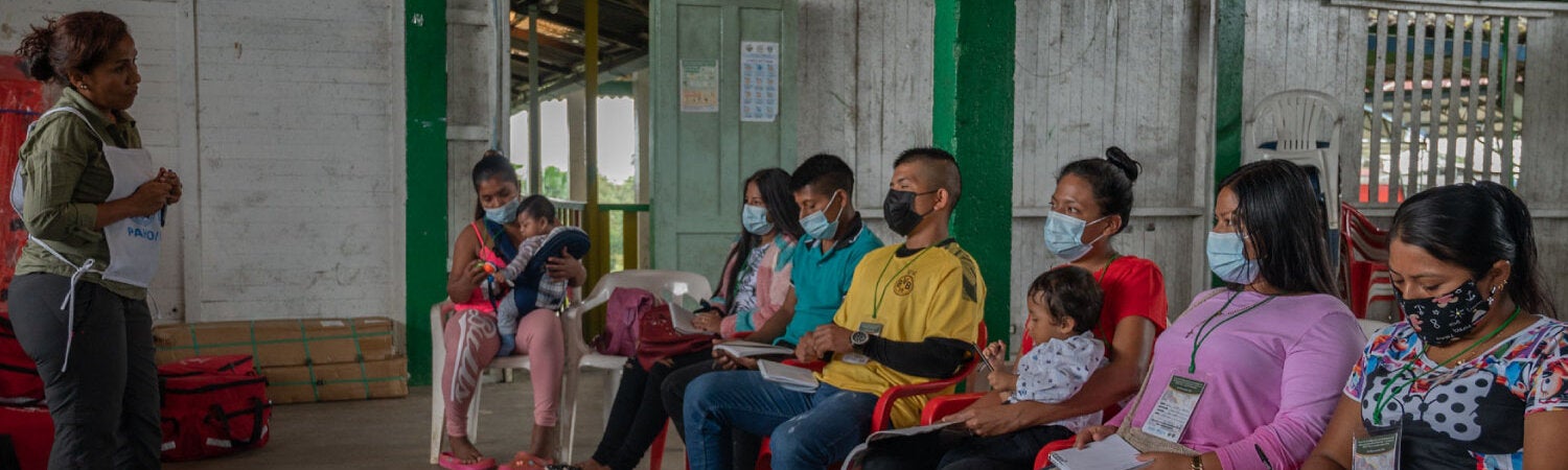 PAHO personnel and other institutions staff in a meeting on an emergency setting