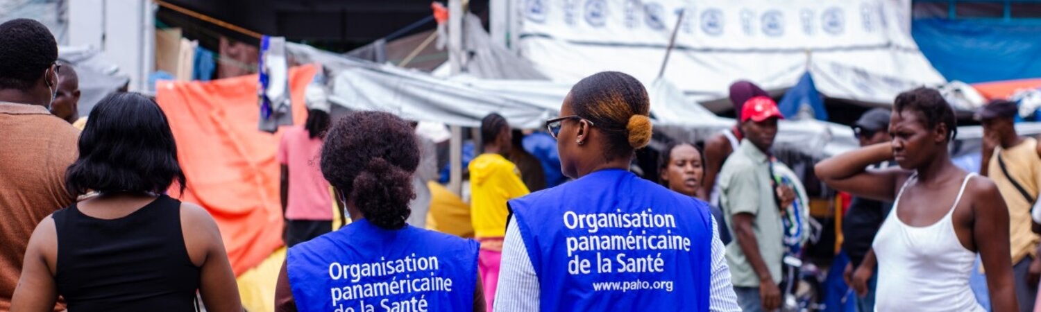 Personnel de l'OPS dans un site de déplacés 