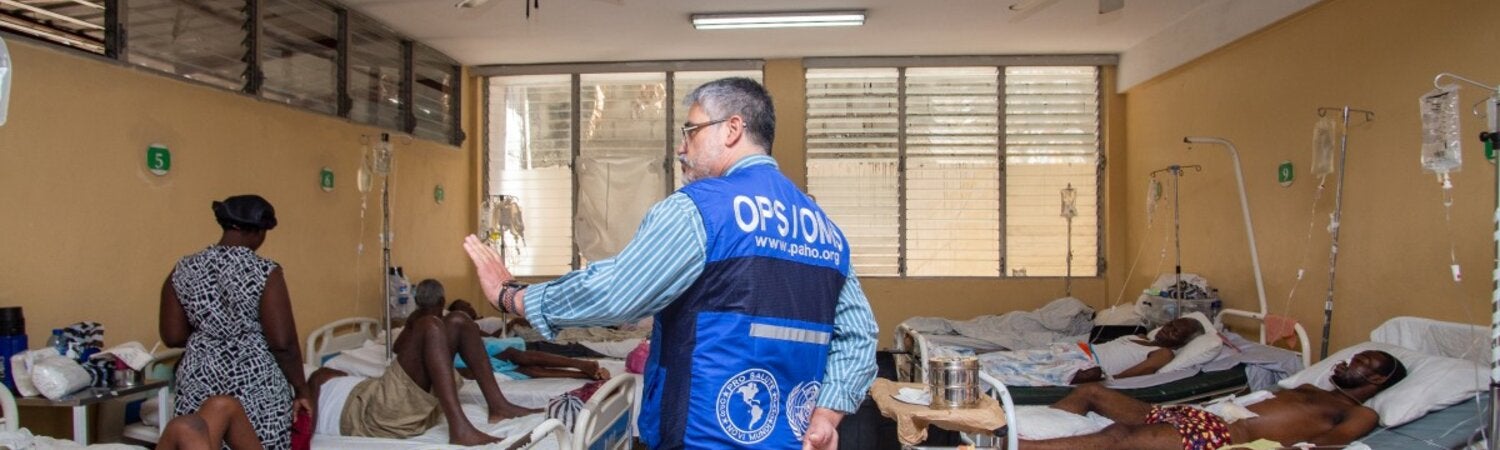 Personnel de l'OPS dans une salle d'urgence d'hopital