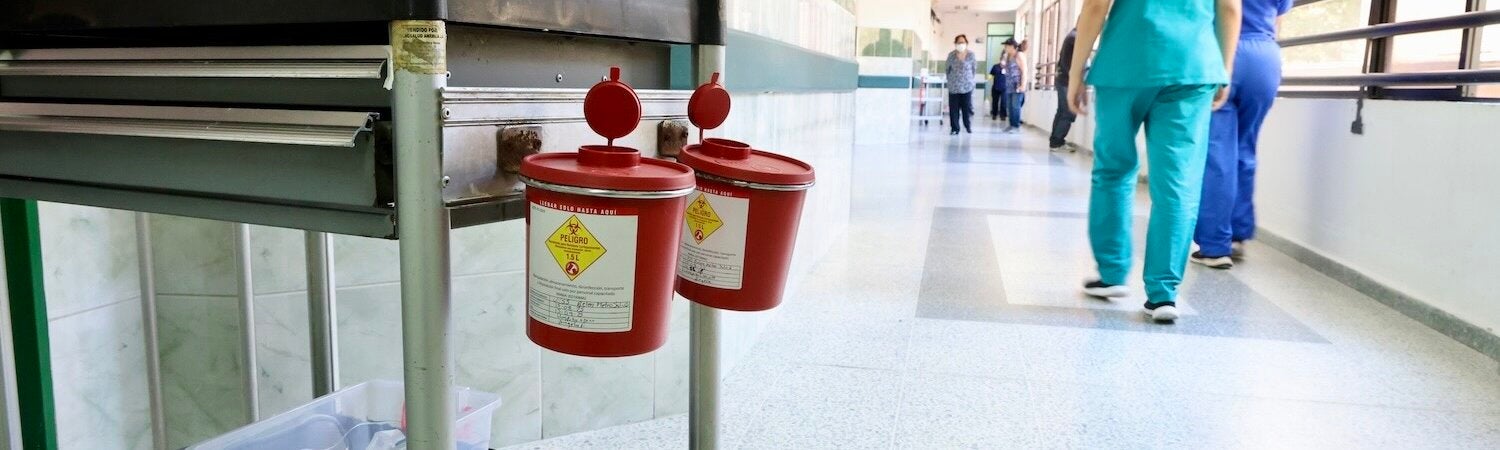 vista pasillo hospital y carro con residuos de hospital