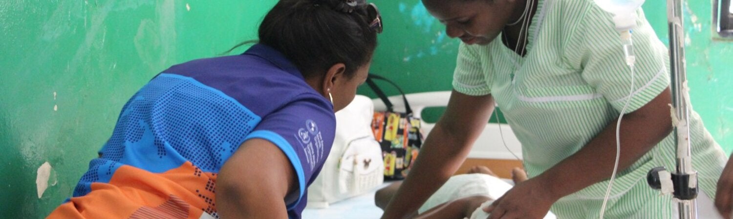 Visite du personnel de l'OPS dans un centre hospitalier