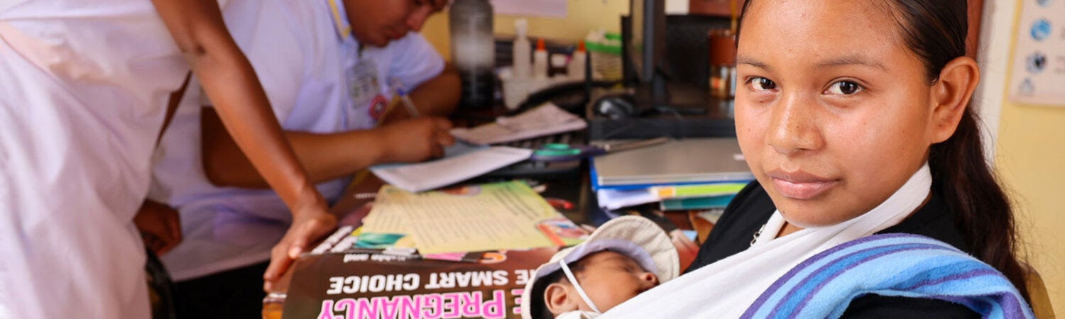 Madre con recién nacido en centro de salud