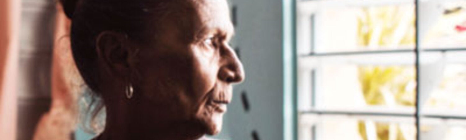 Mujer al lado de la ventana