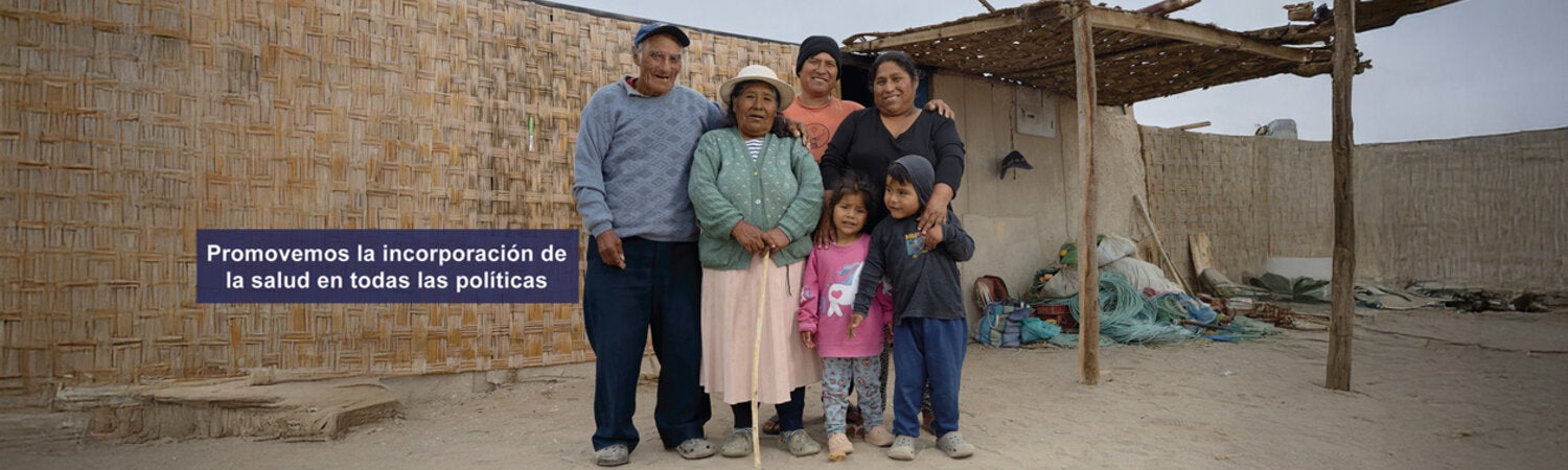 familia en la costa de Perú