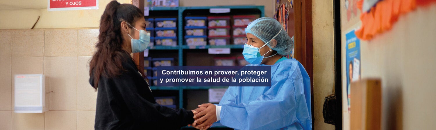 paciente y profesional de la salud estrechan sus manos