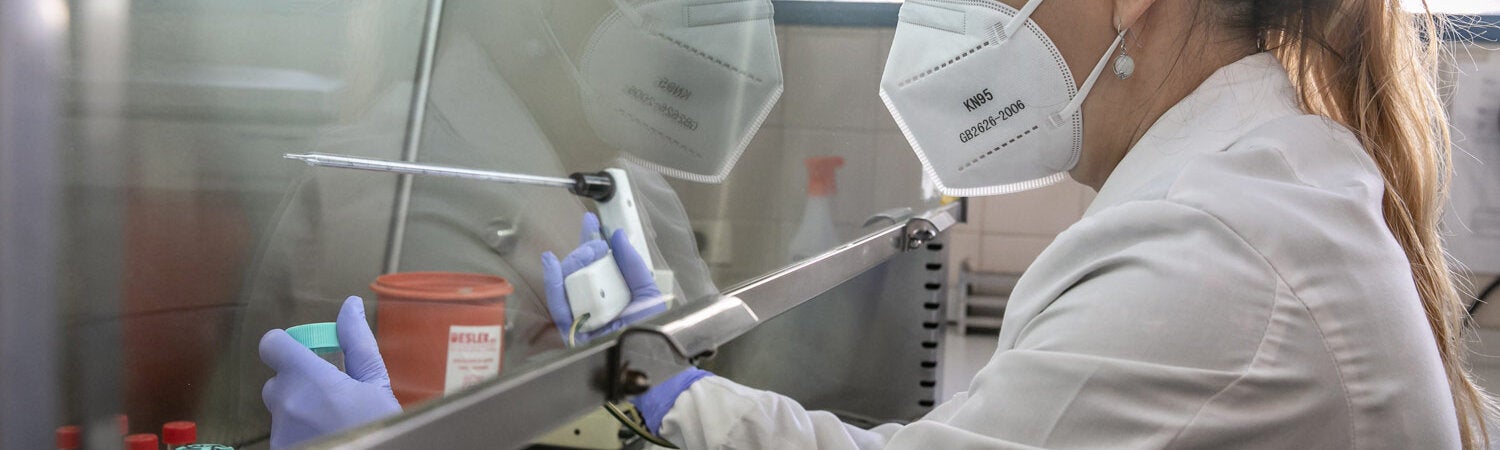 Médica en laboratorio