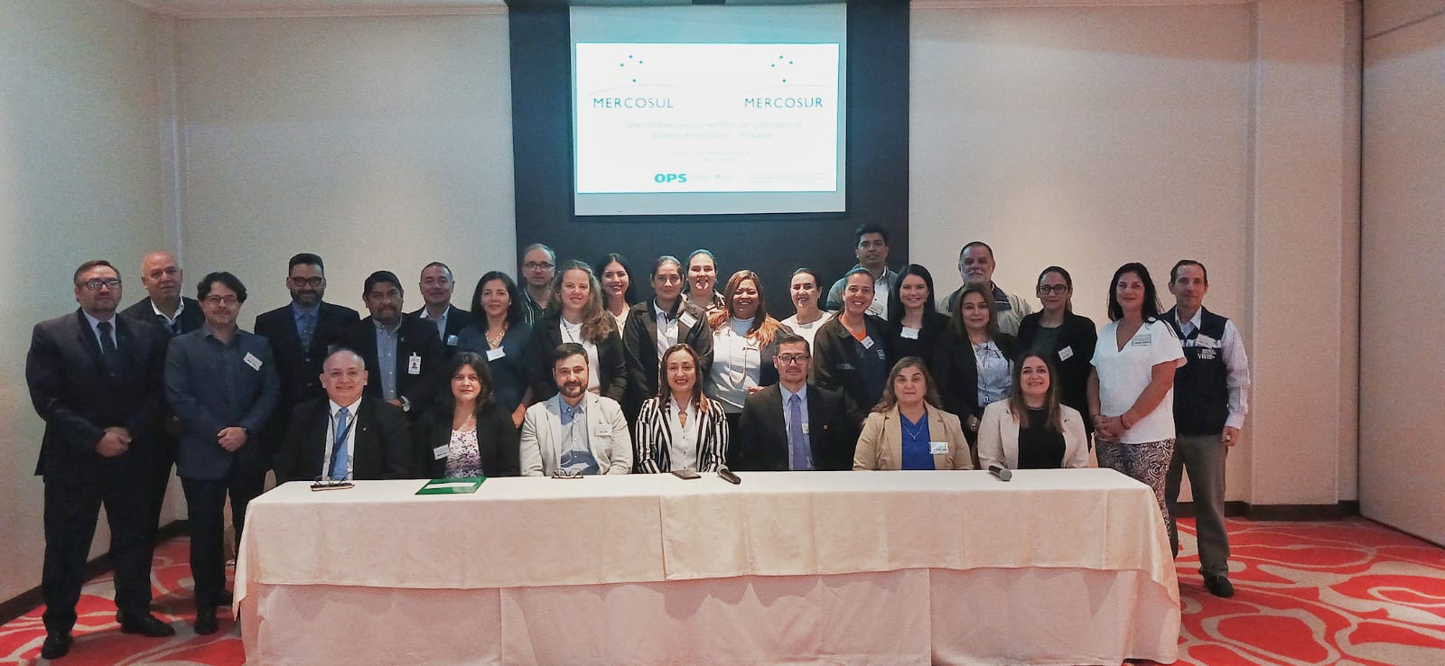 Delegaciones de los ministerios de salud de Paraguay y Argentina, autoridades sanitarias de la provincia de Misiones (Argentina) y de la VII Región Sanitaria de Itapúa (Paraguay), junto con asesores técnicos de la OPS/OMS de las oficinas de país y el apoyo de la Coordinación Subregional para Sudamérica de la OPS/OMS.