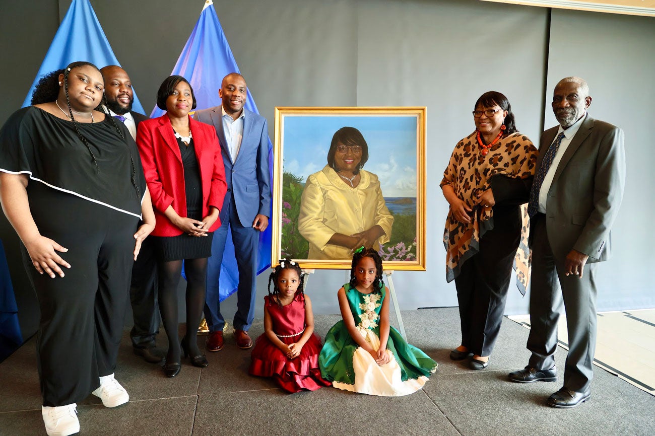 La Dra. Carissa F. Etienne con familiares en la ceremonia de develación de su retrato.