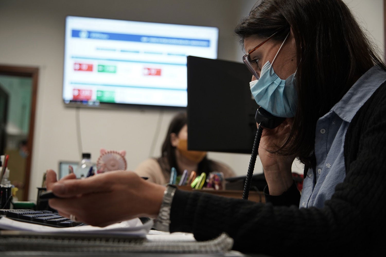 Mujer contacta a persona expuesta a la COVID-19