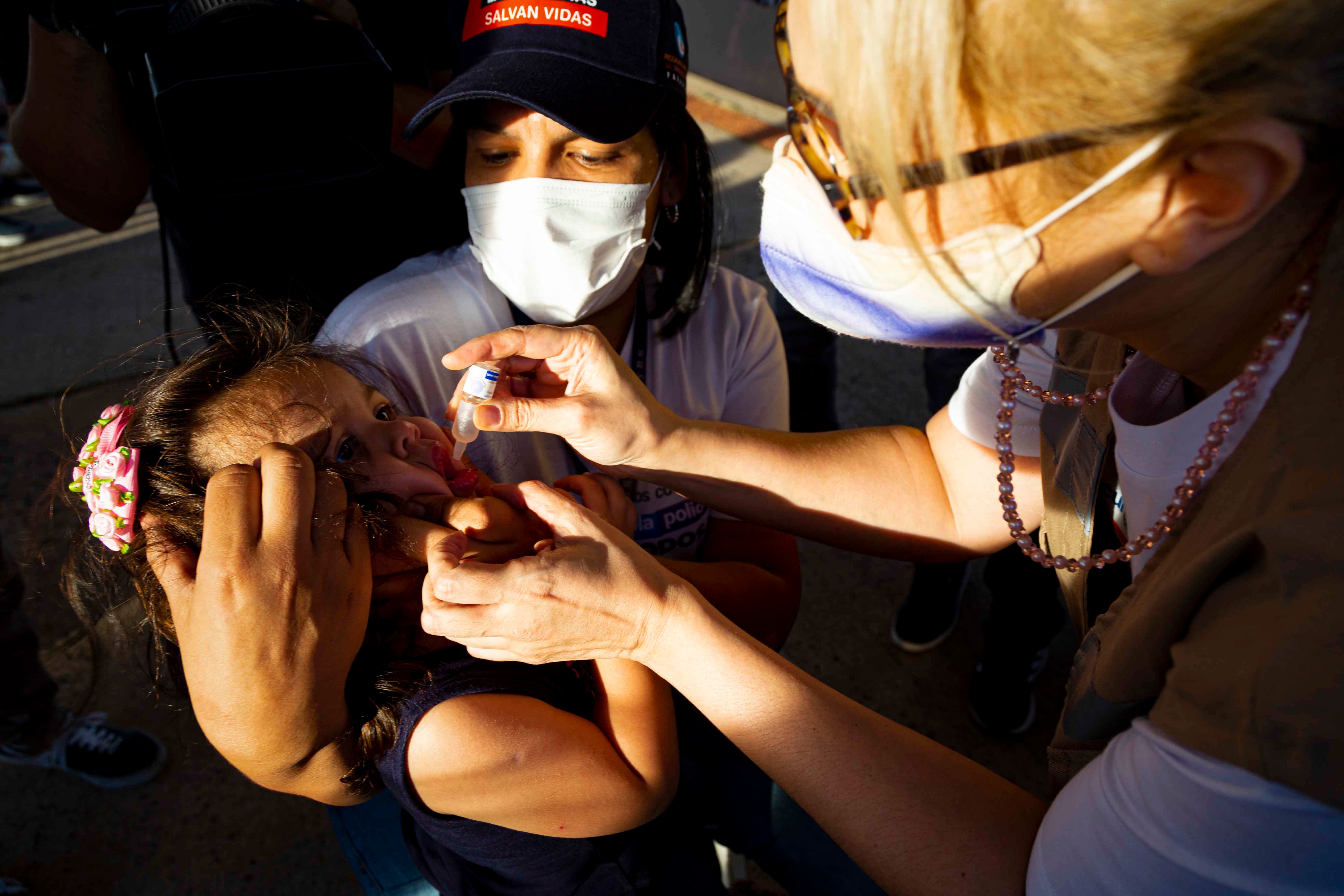 La Dra. Lida Sosa vacuna a una niña en el inicio de la campaña