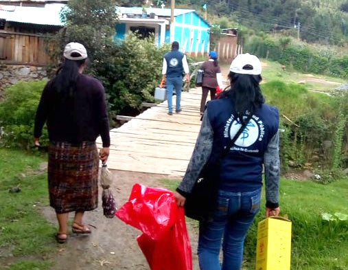 El Representante de la OPS/OMS en Guatemala reconoció como verdaderos héroes de la salud a los profesionales de la salud que participaron en esta campaña. Fotografía cortesía del Ministerio de Salud. 