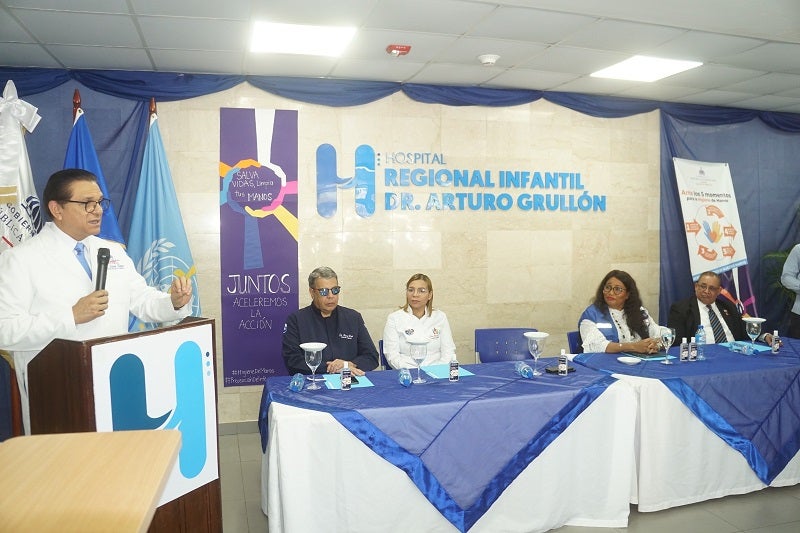 Autoridades de salud durante acto de celebraciòn