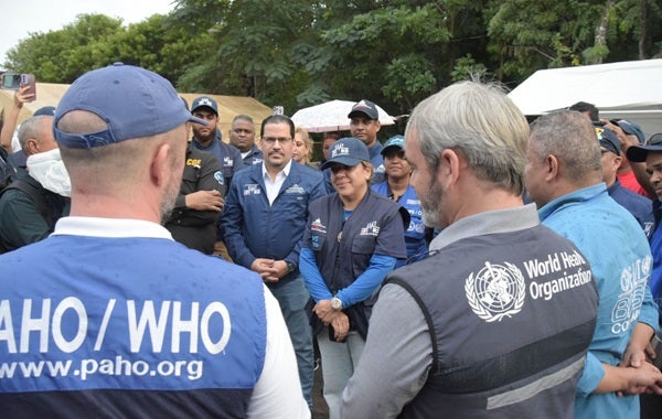 Autoridades durante despliegue