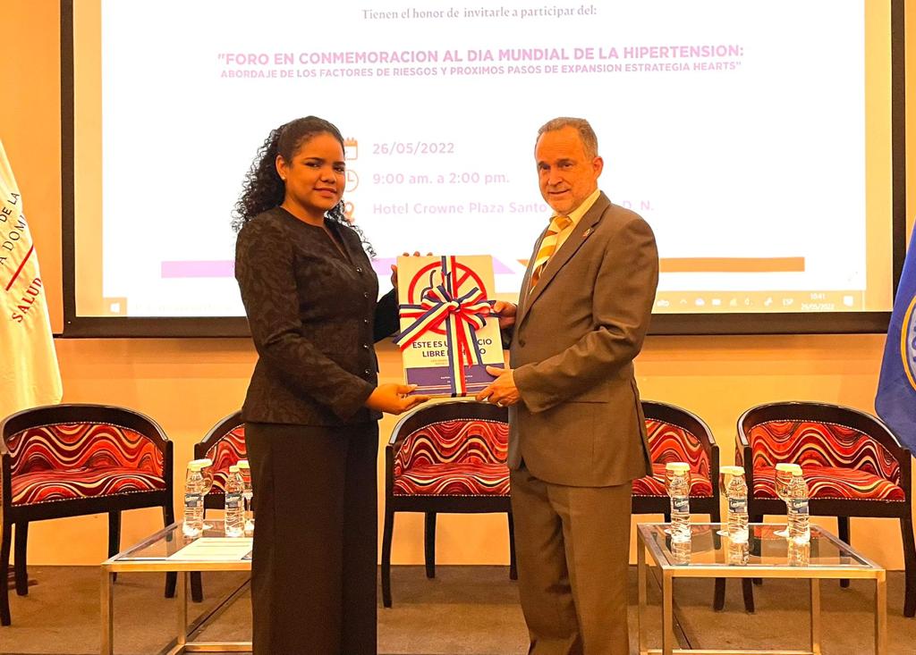 Autoridades durante entrega.