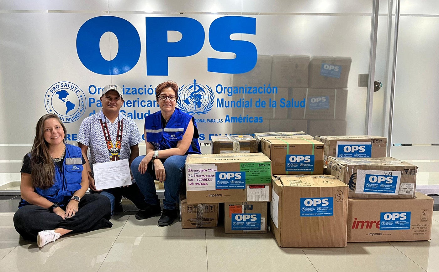 Personal de OPS con los insumos antes de ser embarcados hacia la comunidad de Kamarata, municipio Gran Sabana del estado Bolívar