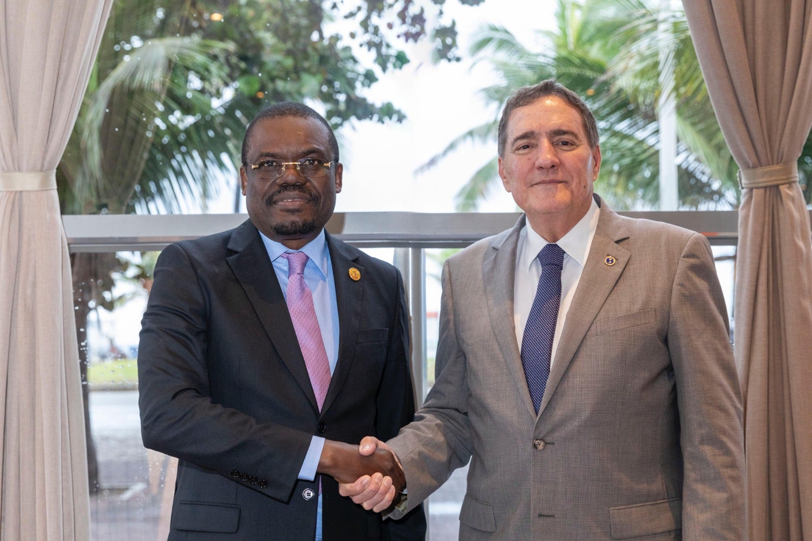 Diretor da OPAS, Jarbas Barbosa, com o diretor-geral do Centro Africano de Controle e Prevenção de Doenças (CDC África), Jean Kaseya. Comitê Executivo da RVMC (Foto: Karina Zambrana/OPAS/OMS)
