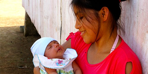 Una mujer sosteniendo a su hijo